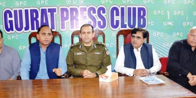 ڈسٹرکٹ پولیس آفیسر گجرات رانا عمر فاروق نے کہا ہے کہ ڈی پی او کا آڈٹ سب سے پہلے ہونا چاہیے